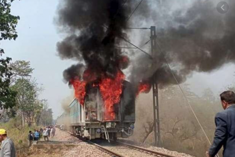 कुडाळ-झाराप रेल्वे स्टेशन परिसरात यांत्रिकीकरण सामान वाहतूक रेल्वेच्या डब्याला आग