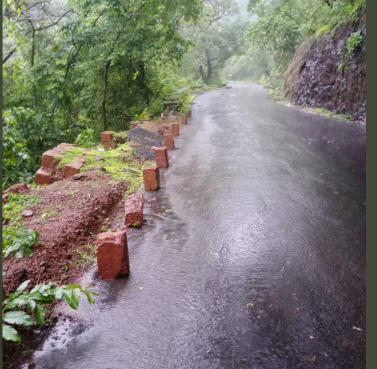 फोंडा घाटात अतिवृष्टीमुळे संरक्षण भिंत कोसळली