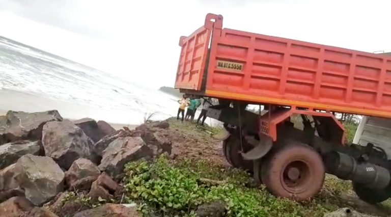 तळाशील गावासाठी मंजूर केलेल्या बंधाऱ्यांच्या कामाला आजपासून सुरुवात