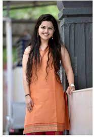 मी एका प्रसिद्ध व्यक्तीला डेट करत असल्याच्या अफवा-गायिका आर्या आंबेकर