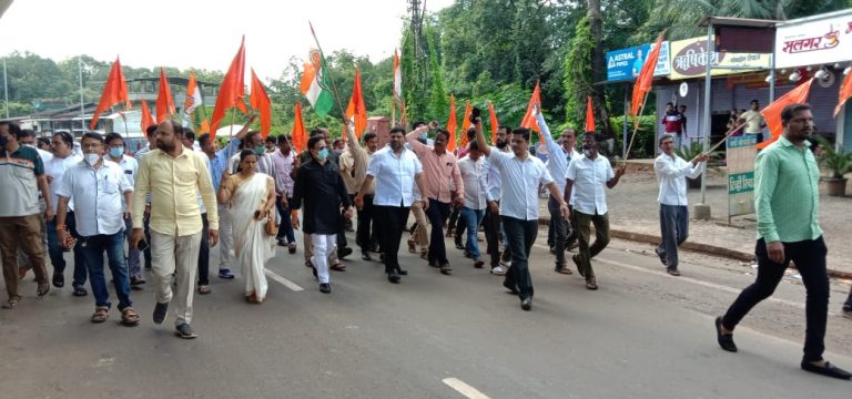 शेतकरी हिंसाचाराच्या निषेधार्थ कणकवलीत आ. वैभव नाईक यांच्या नेतृत्वाखाली काढलेल्या निषेध मोर्चाला उत्स्फूर्त प्रतिसाद