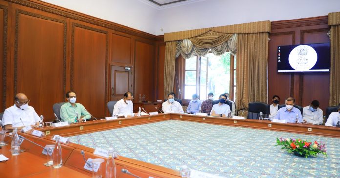 कोविडचा फटका बसलेल्या राज्यातील वाहतुकदारांच्या समस्यांवर तोडगा काढणार