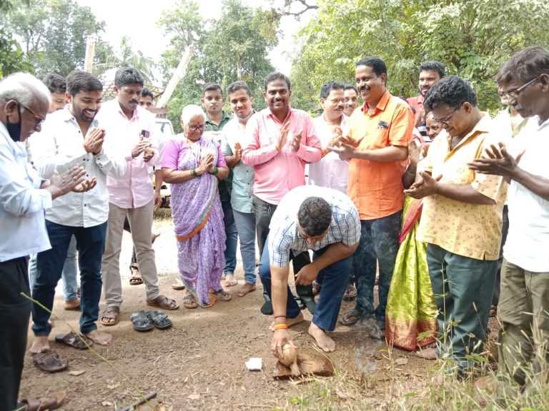 सिंधुदुर्ग:वागदे येथील स्ट्रीट लाईट कामाचा आ. वैभव नाईक यांच्या हस्ते शुभारंभ