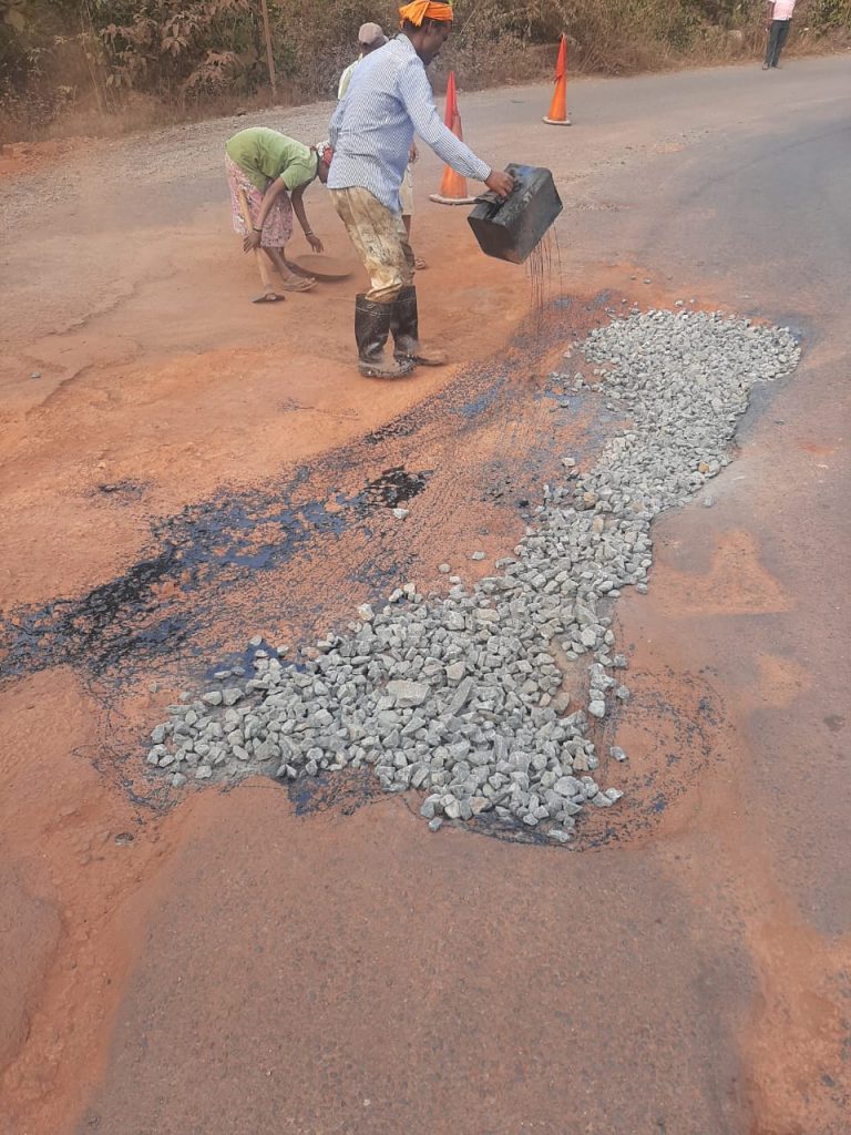रत्नागिरी- आंबा घाट रस्ता दुरुस्ती सुरू,शेतकरी-कष्टकरी संघटनेचा दणका