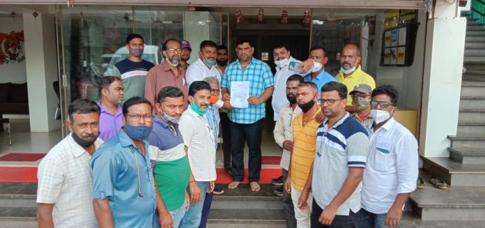 जिल्ह्यातील एसटी कर्मचाऱ्यांनी कणकवलीत आ.वैभव नाईक यांची घेतली भेट