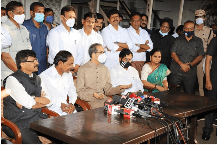 तेलंगणाचे मुख्यमंत्री के. चंद्रशेखर राव यांच्यासमवेत शिष्टमंडळाने मुख्यमंत्री उद्धव ठाकरे यांच्या शासकीय निवासस्थानी भेट