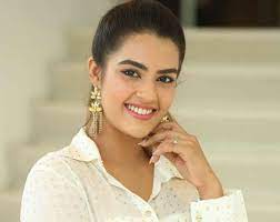 दाक्षिणात्य अभिनेत्री काव्या थापर