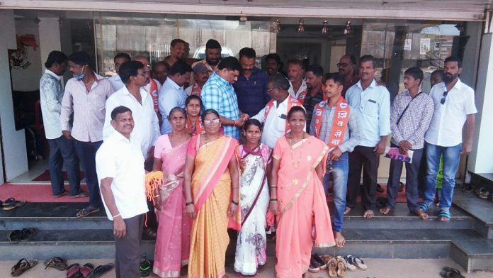 भाजपचे निरोम सोसा. संचालक सुभाष मांजरेकर यांच्यासह नागरिकांचा शिवसेनेत प्रवेश भाजपचे निरोम सोसा. संचालक सुभाष मांजरेकर यांच्यासह नागरिकांचा शिवसेनेत प्रवेश