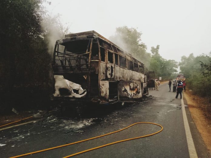 वैभववाडी जवळ लक्झरी बस जळुन खाक