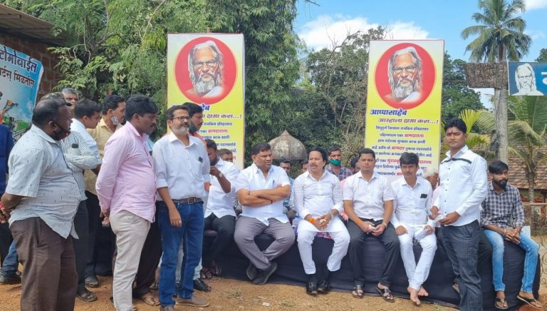 सिंधुदुर्ग : संदेश पारकर यांच्या आत्मक्लेश आंदोलनाला आ. वैभव नाईक यांनी दिली भेट