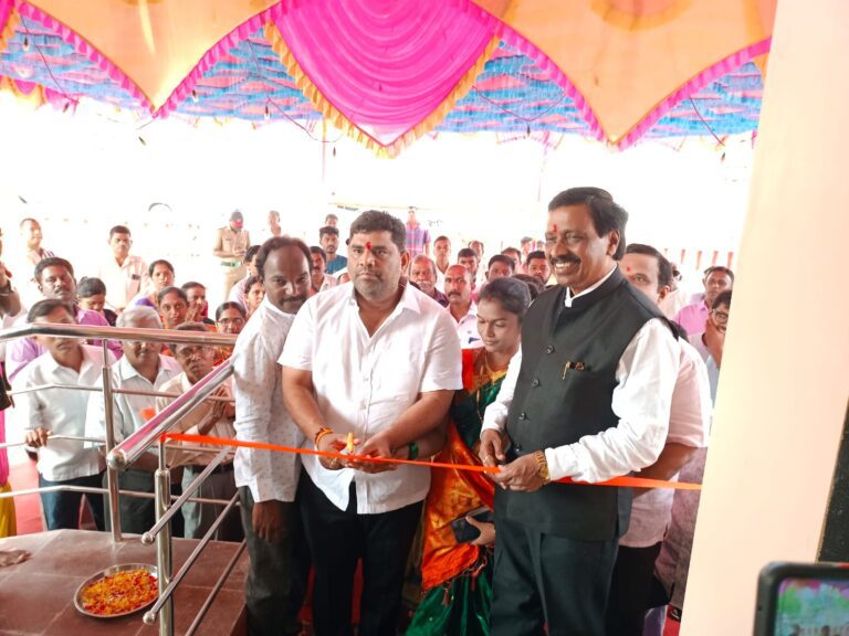 सिंधुदुर्ग : वडाचापाट ग्रामपंचायत कार्यालय नूतन इमारतीचे खासदार विनायक राऊत व आमदार वैभव नाईक यांच्या हस्ते लोकार्पण