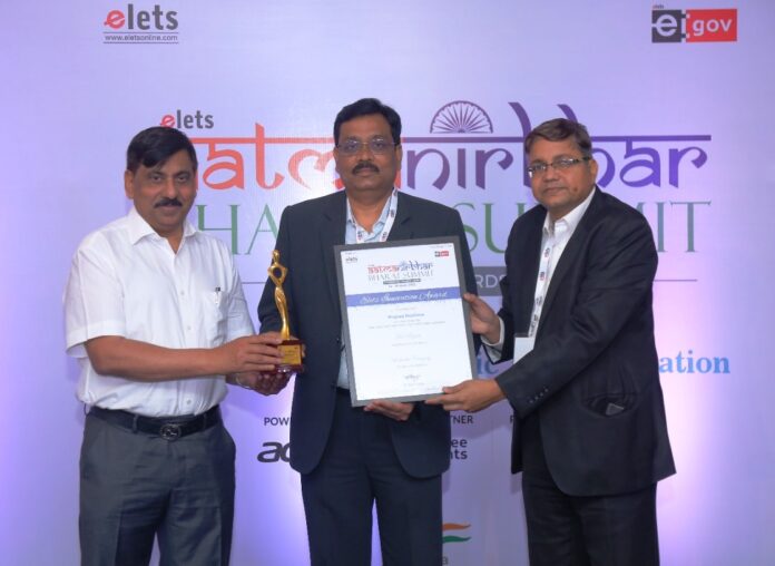 EV Award केंद्रीय टेक्सटाईल्स मंत्रालयाचे सचिव श्री.यु.पी.सिंग यांच्या हस्ते महावितरणचे संचालक (प्रकल्प) श्री.प्रसाद रेशमे पुरस्कार स्वीकारतांना