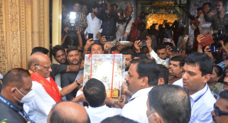 राष्ट्रवादी कॉंग्रेसचे अध्यक्ष शरद पवार यांची श्रीमंत दगडूशेठ हलवाई गणपती मंदिराला भेट