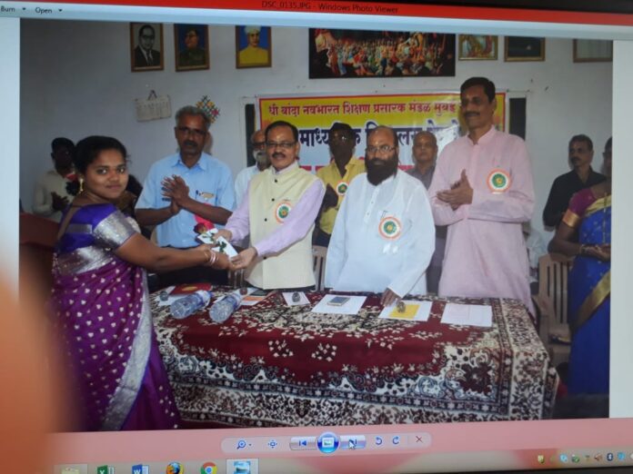 डेगवे येथील जि.प.प्राथमिक शाळा व माध्यमिक शाळेच्या विद्यार्थ्यांना श्री उल्हास देसाई परीवारातर्फे विविध पारितोषिके जाहीर