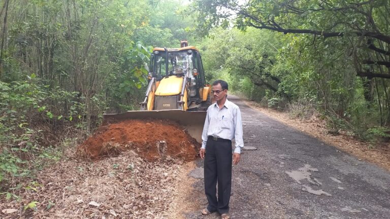 सिंधुदुर्ग: भेडशी पर्यायी रस्त्याच्या साईडपट्टी दुरुस्तीच्या कामाला झाली सुरुवात