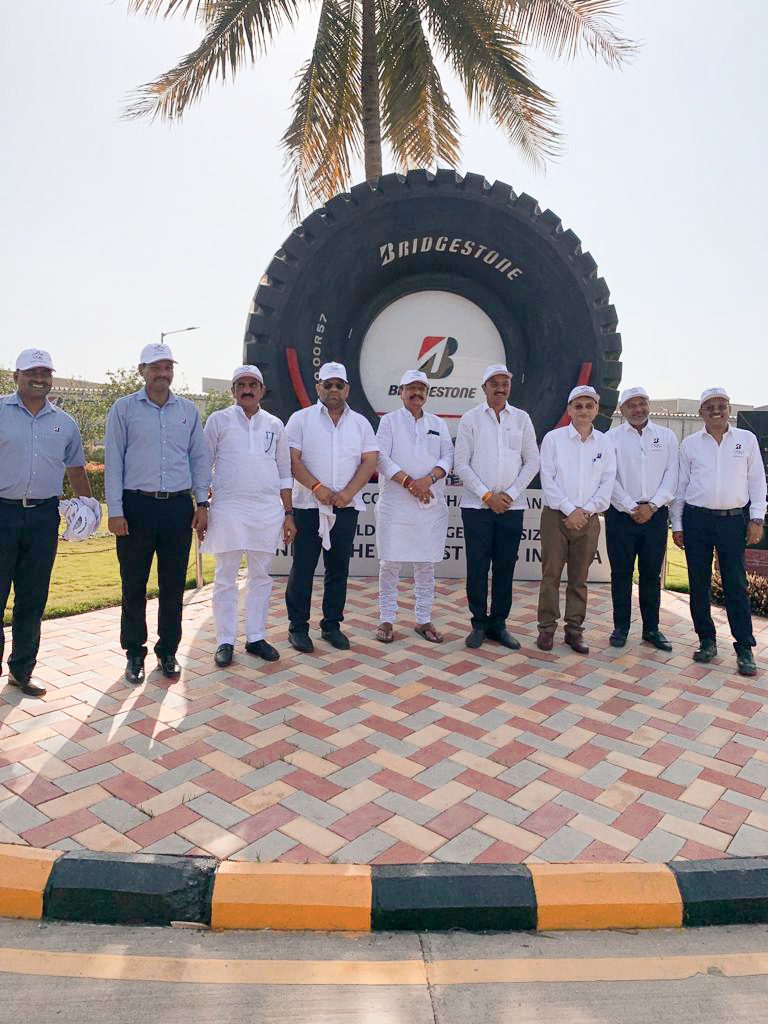 सार्वजनिक उपक्रम समितीने चाकण एमआयडीसीतील उद्योग समूहांची केली पाहणी