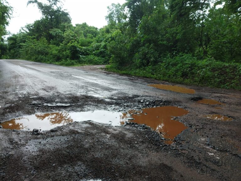 सिंधुदुर्ग – पाईप लाईन खोदाईमुळे खड्याचे साम्राज्य