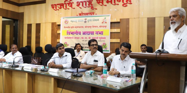 कोरोनामुळे विधवा झालेल्या कोल्हापूर जिल्ह्यातील महिला शेतकऱ्यांना जिल्हाधिकारी राहुल रेखावार यांच्या संकल्पनेतून पेरणीसाठी मोफत बियाणे वाटप