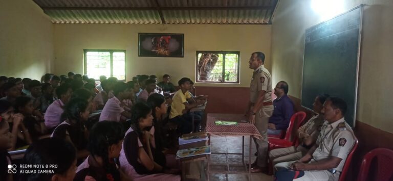 सिंधुदुर्ग: अर्जुन रावराणे विद्यालयाला पोलीस उपनिरीक्षक सुरज पाटील यांची भेट