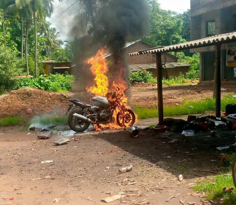 सिंधुदुर्ग: दुचाकीला शॉर्टसर्किटमुळे आग!