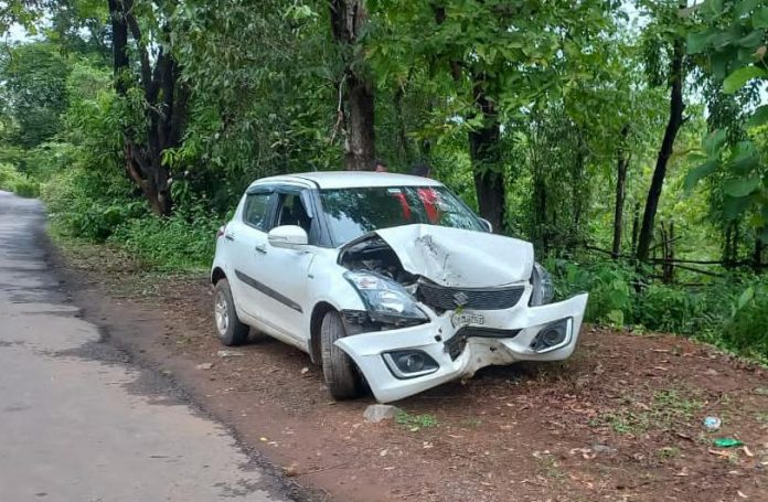 पर्यटकांच्या कारला पाळये तिठा येथे अपघात