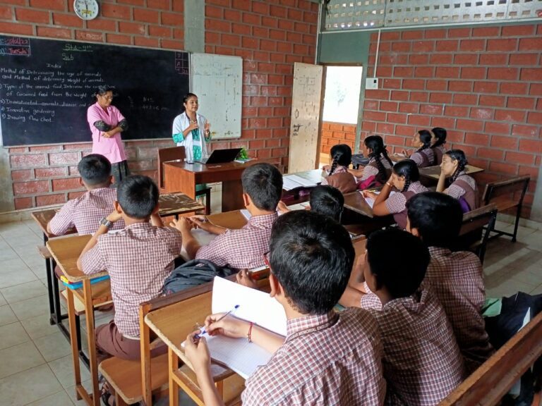 सिंधुदुर्ग- व्ही.एन.नाबर इग्लिश मिडीअम स्कुल मध्ये आरोग्य विषयक विद्यार्थ्यांना मार्गदर्शन
