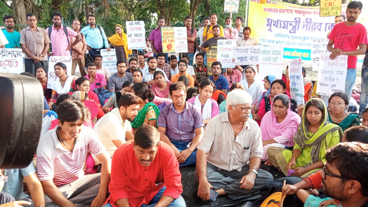 SSC :सर्व वंचित गुणवत्ता यादीतील शिक्षकांच्या भरती करण्याच्या मागणीसाठी वंचित शिक्षकांचे धरणे