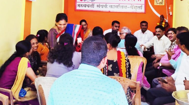 सिंधुदुर्ग – मासिक सभेत आमदारांच्या बंडखोरीबाबत चर्चा