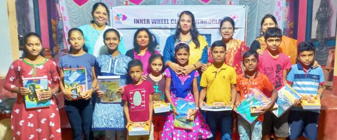 इनरव्हील क्लब तर्फे गरजू व होतकरु विद्यार्थ्यांना शालेय साहित्याचे वाटप केले.