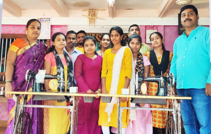 जनशिक्षण संस्थेमार्फत उपलब्ध झालेल्या शिलाई मशिनचे महिलांना वाटप