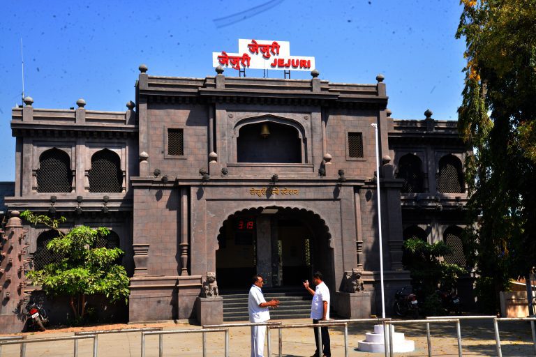 भारतीय लोकदैवत खंडोबाच्या जेजुरी रेल्वे स्थानकातून जाणाऱ्या  जलद  गाडीचे  मार्तंड विजय नामकरण व्हावे यासाठी भाविक पर्यटकांचे मध्यरेल्वे प्रशासनाला साकडे 