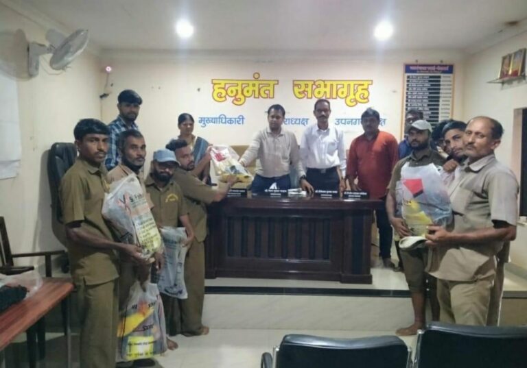 सिंधुदुर्ग : स्वच्छता दूत कर्मचाऱ्यांना”पावसाळी सुरक्षा कवच” नगराध्यक्ष चेतन चव्हाण यांच्या हस्ते वाटप