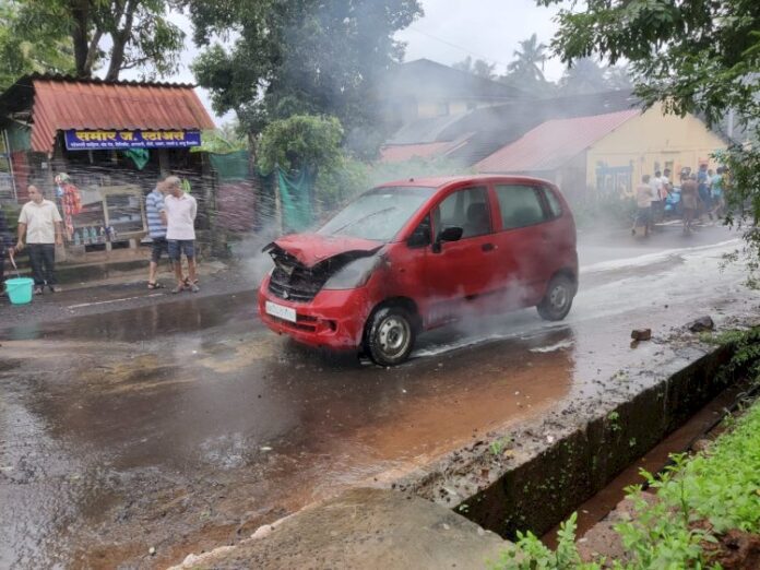 मारुती सुझुकी झेन कारने घेतला अचानक पेट