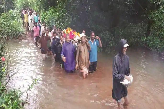 या' गावात ग्रामस्थांना अंत्यविधीसाठी जावे लागते ढोपरभर पाण्यातून