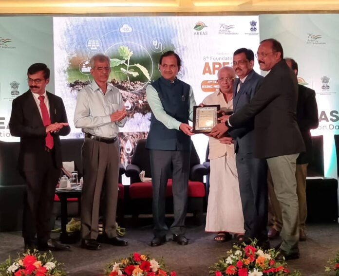 केंद्रीय नवीकरणीय ऊर्जा आणि रसायने व खते राज्यमंत्री ना. श्री भगवंत खुबा यांच्या शुभहस्ते महावितरणचे संचालक (प्रकल्प) श्री प्रसाद रेशमे आणि संचालक (वाणिज्य) डॉ.मुरहरी केळे पुरस्कार सिकारतांना .