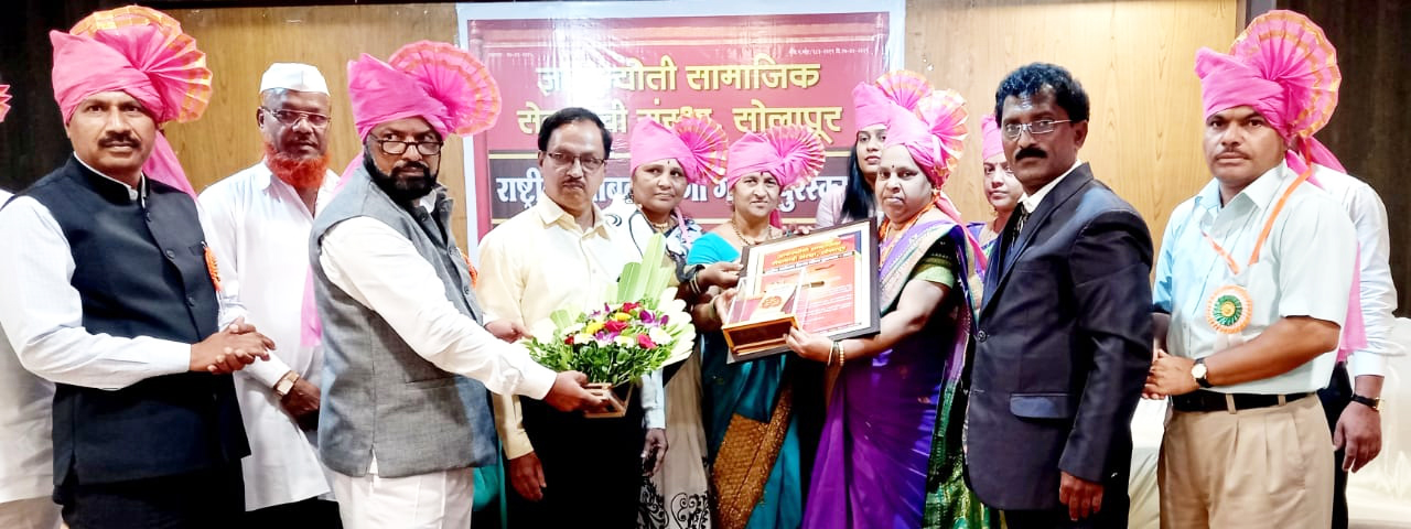 दिप्ती कोचरेकर यांना आदर्श शिक्षिका प्रेरणा गौरव पुरस्काराने कोल्हापूर येथे गौरविण्यात आले. दैनिक सिंधुदुर्ग समाचार