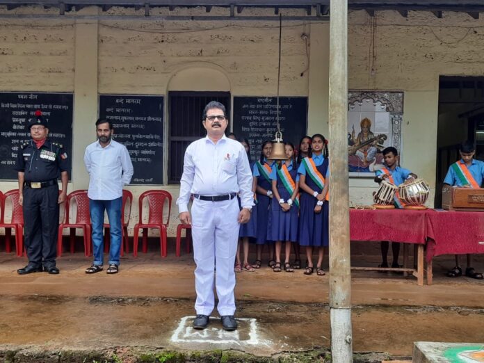 मुख्याध्यापक श्री. दशरथ घाडी दैनिक सिंधुदुर्ग समाचार