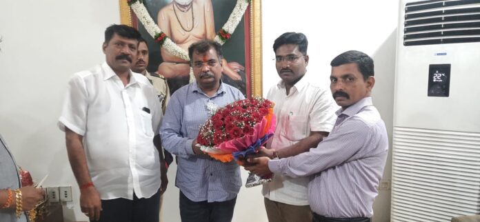 सार्वजनिक बांधकाम मंत्री रवींद्र चव्हाण यांचे पुष्पगुच्छ देऊन स्वागत करताना शिंदे गट शिवसेना वेंगुर्ला तालुकाप्रमुख नितीन मांजरेकर सोबत कार्यकर्ते