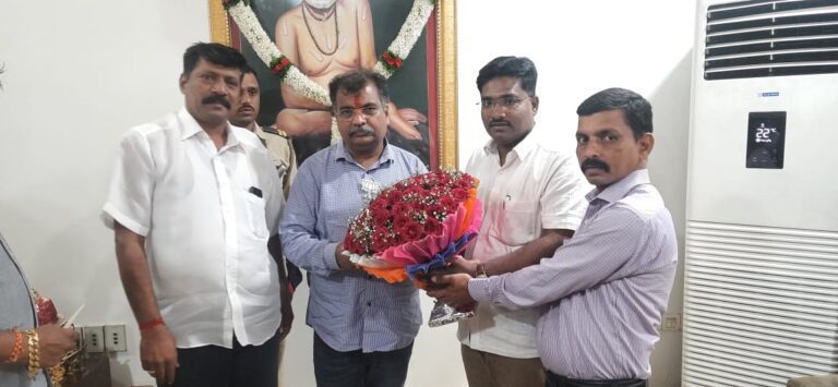 सार्वजनिक बांधकाम मंत्री रवींद्र चव्हाण यांचे पुष्पगुच्छ देऊन स्वागत करताना शिंदे गट शिवसेना वेंगुर्ला तालुकाप्रमुख नितीन मांजरेकर सोबत कार्यकर्ते
