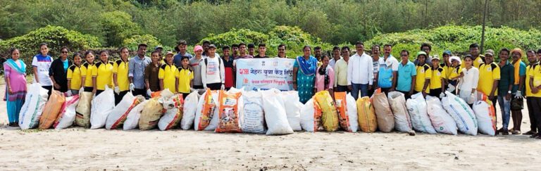 वेताळ प्रतिष्ठानच्या पुढाकाराने सागरतीर्थ किना-याची स्वच्छता करण्यात आली.