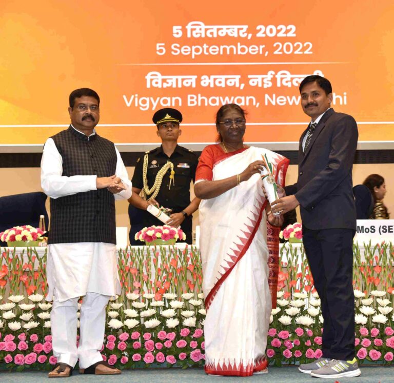 महाराष्ट्रातील तीन शिक्षकांना शिक्षण क्षेत्रातील उल्लेखनीय कार्यासाठी वर्ष २०२२ चे ‘राष्ट्रीय शिक्षक पुरस्कार’ प्रदान