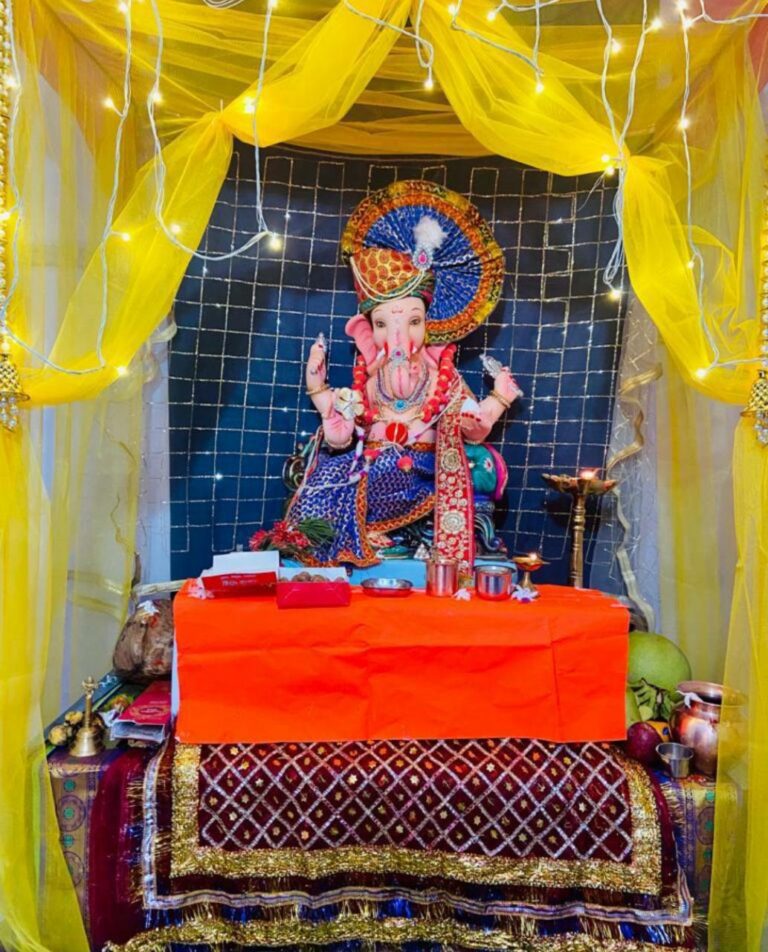 प्रसिद्ध निवेदिका व वास्तुशास्त्र विशारद रिद्धी पाटील यांच्या मुरुड येथील निवासस्थानी विराजमान झालेले बाप्पा गणराय