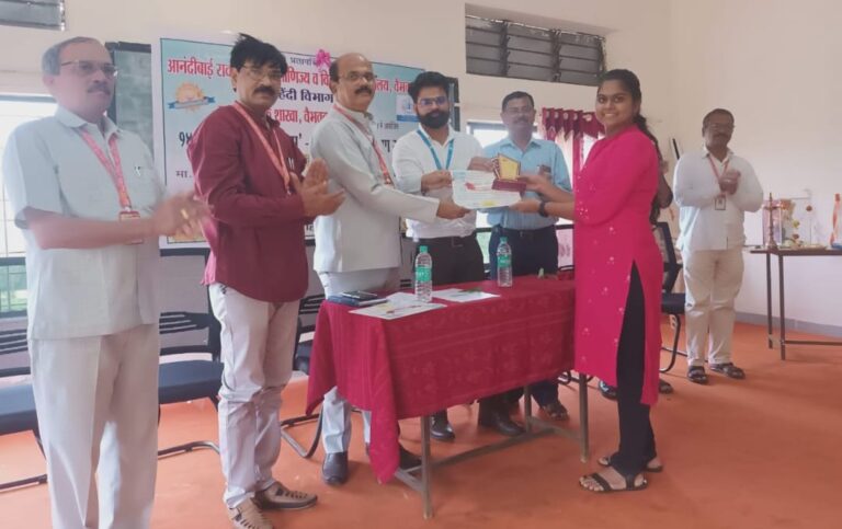 हिंदी विभागाच्या वतीने घेण्यात आलेल्या निबंध स्पर्धेत विद्यार्थ्यांना सन्मान चिन्ह व प्रमाणपत्र देताना