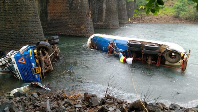 WhatsApp Image 2022-09-23 at 9.58.01 AM मुंबई-गोवा महामार्गावर आंजणारी येथील काजळी नदीत गॅस वाहतूक करणारा कंटेनर कोसळल्या मुळे वाहतूक ३० तास बंद