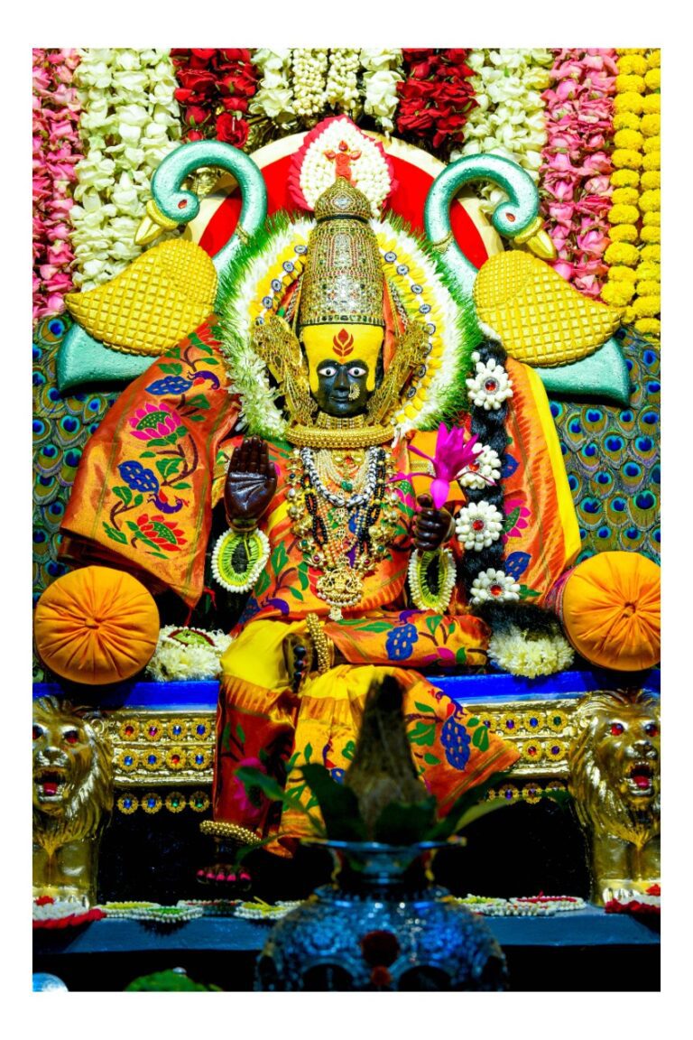 सोमवार २६ सप्टेंबर २०२२ करवीर निवासिनी श्री अंबाबाई (महालक्ष्मी) देवीची सिंहासिनारुढ रुपात अंलकार पूजा श्री करवीर निवासिनी अंबाबाई