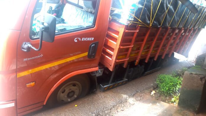 बांदा - दोडामार्ग रस्त्यावर डेगवे बाजारवाडी येथे आयशर टेम्पो घसरला दैनिक सिंधुदुर्ग समाचार