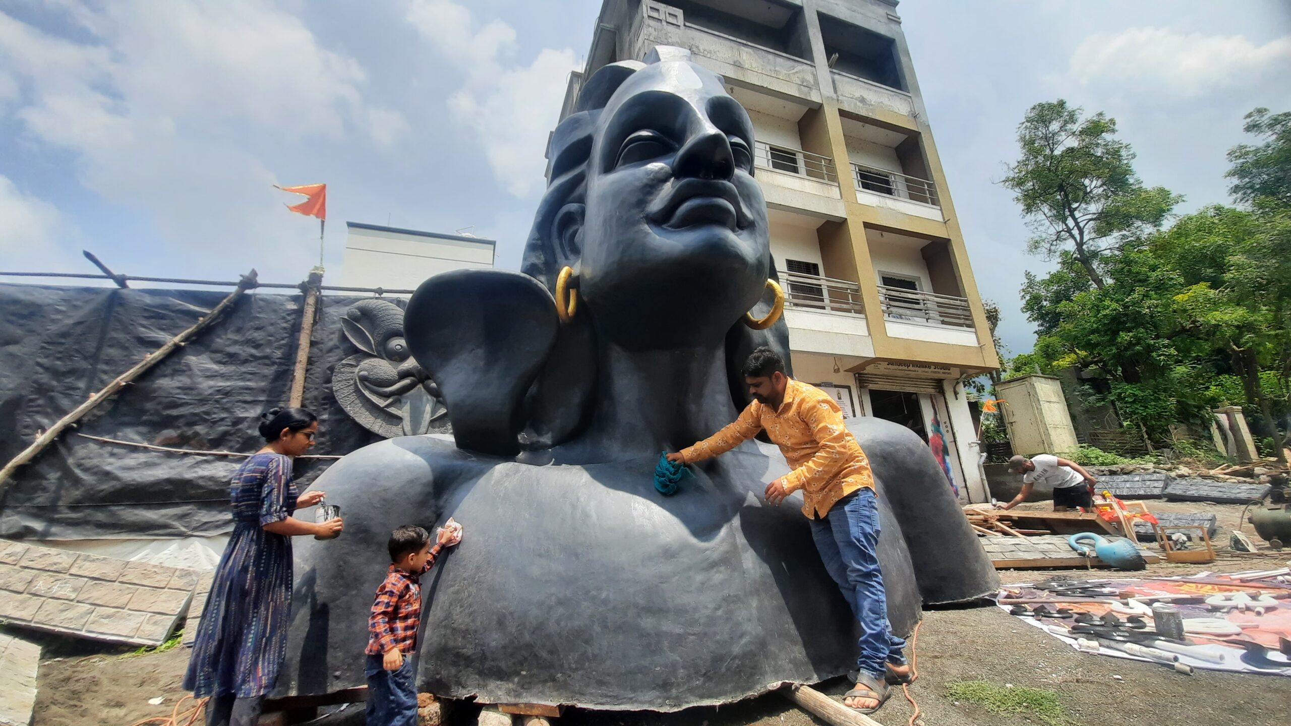 पुण्यातील नवचैतन्य मंडळाचा आदियोगी शम्भू महादेव हा तामिळनाडूच्या धर्तीवरील भव्य देखावा