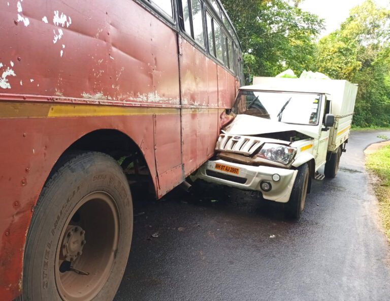 सिंधुदुर्ग : एसटी-बोलेरो अपघातात दोन्ही गाड्यांचे नुकसान