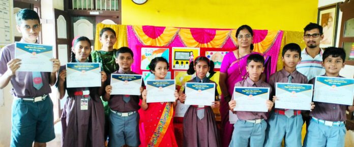 मुख्याध्यापक मिताली होडावडेकर गणित संबोध परिक्षेतील विद्यार्थ्यांना प्रमाणपत्र देताना