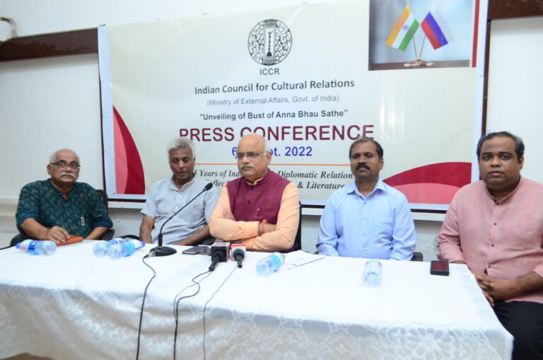 पत्रकार परिषदेत माहिती देताना मध्यभागी डॉ. विनय सहस्रबुध्दे सोबत भारतीय सांस्कृतिक संबंध परिषदेचे सभासद विनोद पवार, विद्यापीठातील ‘सेंटर फॉर युरेशियन स्टडिज’चे संचालक डॉ. संजय देशपांडे, मिलेनियम चेंबर ऑफ कॉमर्स अँड इंडस्ट्रीज चे सुनिल वारे.